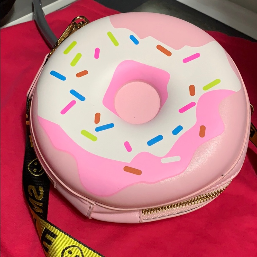 New Donut purse crossbody 7.5 x 7.5 x 3” adorable